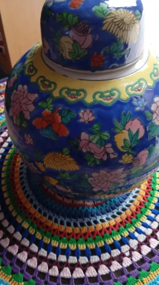 Jarrón de cerámica azul y multicolor