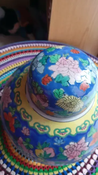 Jarrón de cerámica azul y multicolor