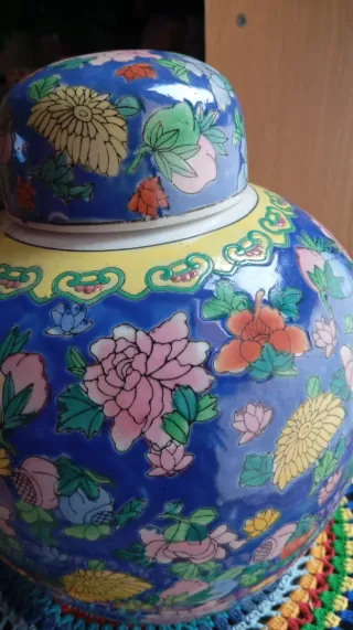 Jarrón de cerámica azul y multicolor