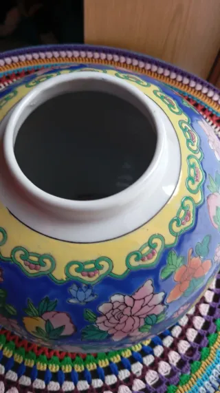 Jarrón de cerámica azul y multicolor