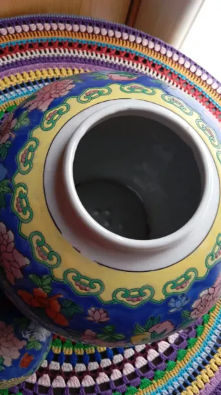 Jarrón de cerámica azul y multicolor