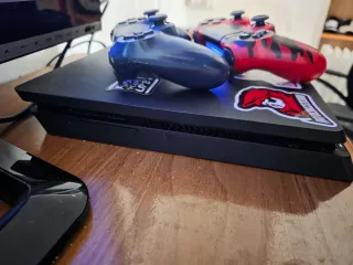 PS4 (PlayStation 4) con 2 controller e giochi