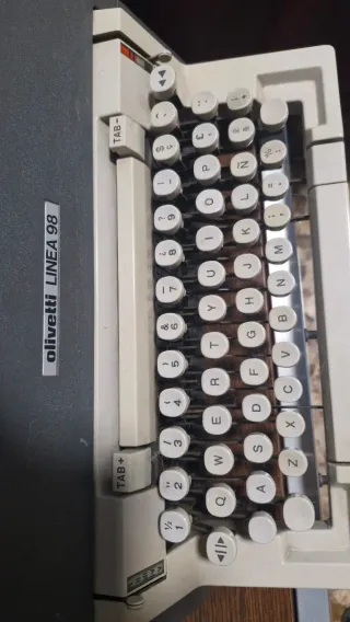 Máquina de escribir Olivetti Línea 98
