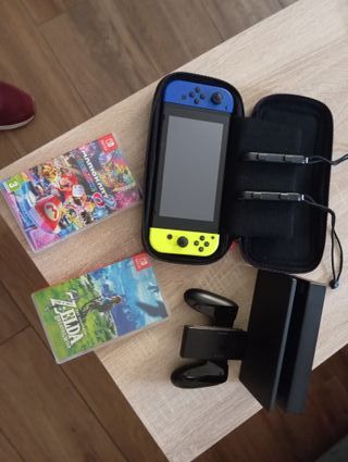 Nintendo Switch con due giochi