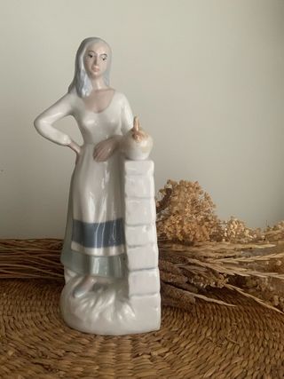 Figura de porcelana mujer con cántaro
