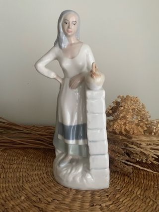 Figura de porcelana mujer con cántaro