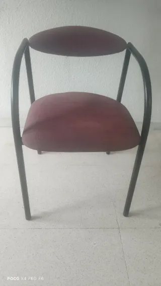 Silla metálica y tela granate/burdeos.