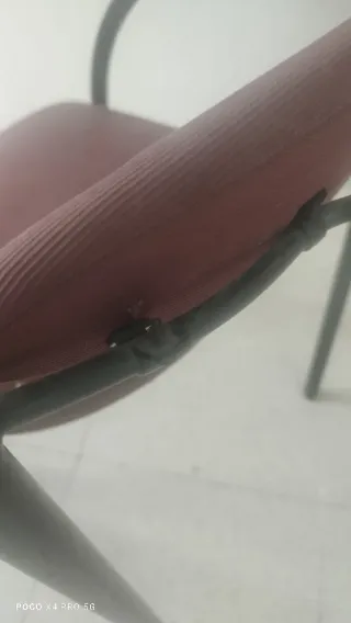 Silla metálica y tela granate/burdeos.