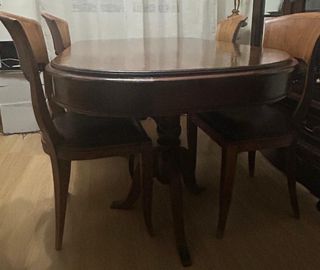 Mesa comedor y 4 sillas madera y cuero
