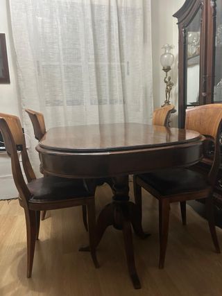 Mesa comedor y 4 sillas madera y cuero