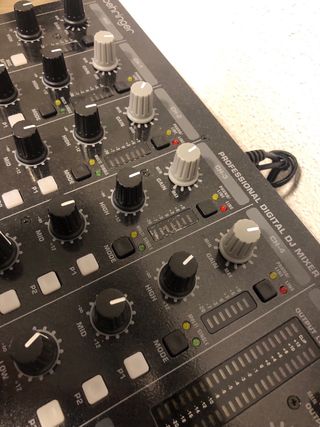Mezcladora Behringer DDM4000 DJ Profesional