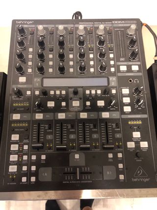 Mezcladora Behringer DDM4000 DJ Profesional