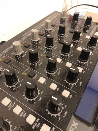 Mezcladora Behringer DDM4000 DJ Profesional