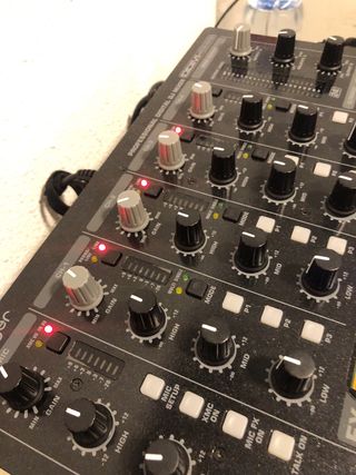 Mezcladora Behringer DDM4000 DJ Profesional