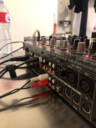 Mezcladora Behringer DDM4000 DJ Profesional