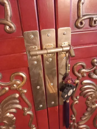 Mueble madera maciza oriental rojo y dorado