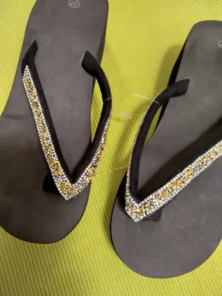 Precintadas. Chanclas plataforma negro y plateado