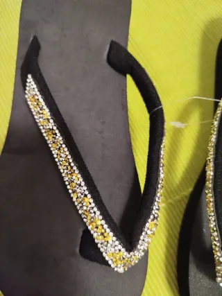 Precintadas. Chanclas plataforma negro y plateado