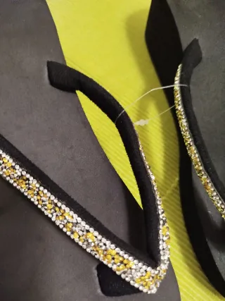 Precintadas. Chanclas plataforma negro y plateado