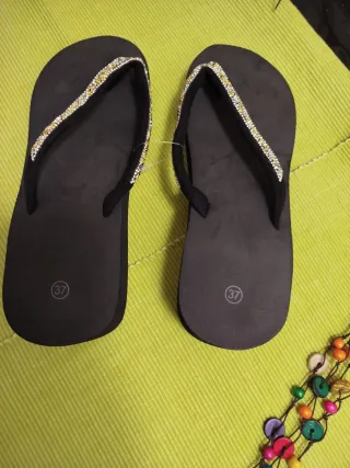 Precintadas. Chanclas plataforma negro y plateado