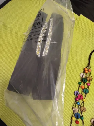 Precintadas. Chanclas plataforma negro y plateado