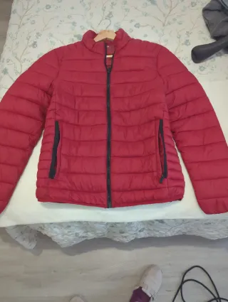 Cortavientos hombre rojo