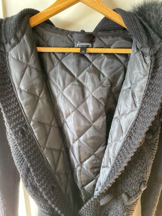 Rebeca lana negra con capucha pelo