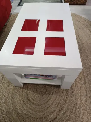 Mesa de centro blanca con detalles rojos