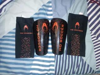 Protezioni per calcio HO SOCCER nere e arancioni