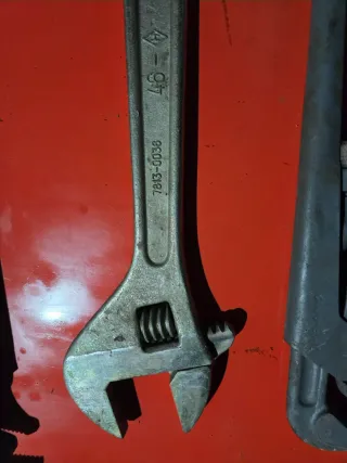 Set chiavi inglesi e pappagallo