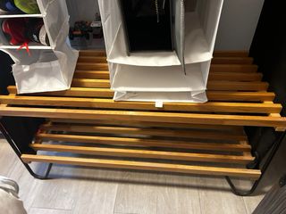 Armario abierto metal, madera y tela