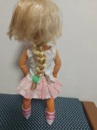 Muñeca rubia con patines