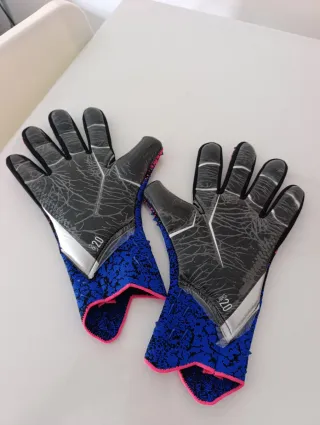 Guantes de portero negros y rosas