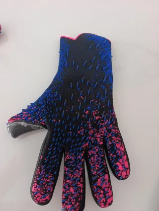 Guantes de portero negros y rosas