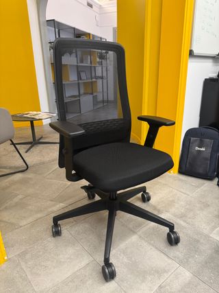 Silla giratoria Interstuhl negra