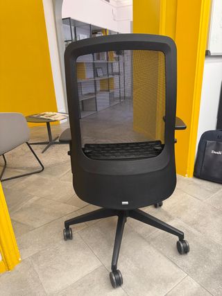 Silla giratoria Interstuhl negra