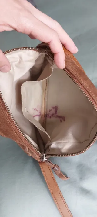 Bolso bandolera de piel redondo color cuero.