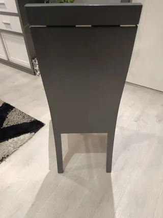 Sillas de madera con asiento tapizado en rojo