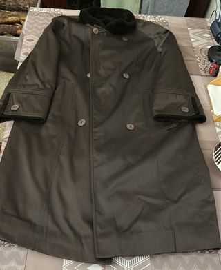 Gabardina larga gris con cuello de piel