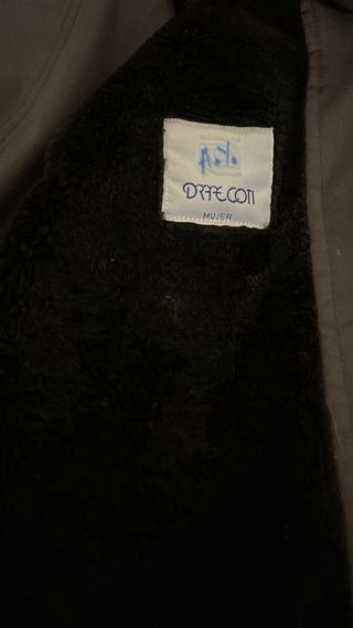 Gabardina larga gris con cuello de piel