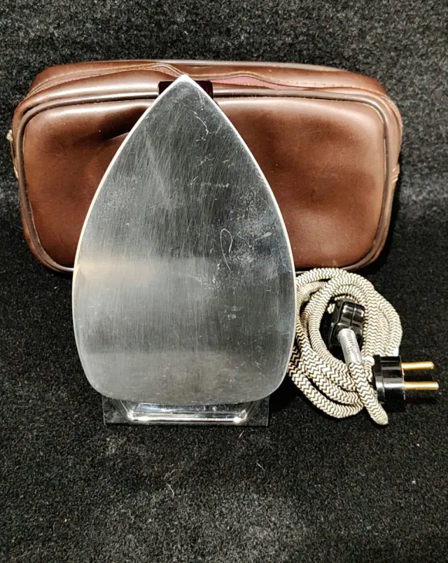 Plancha de viaje vintage con funda