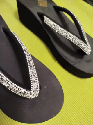 Precintadas. Chanclas plataforma negras y plateada