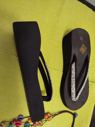 Precintadas. Chanclas plataforma negras y plateada