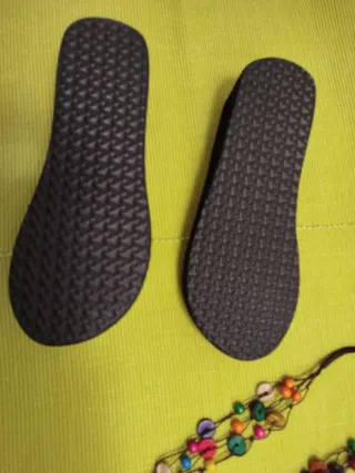 Precintadas. Chanclas plataforma negras y plateada