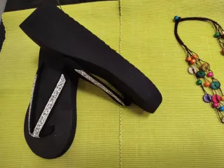 Precintadas. Chanclas plataforma negras y plateada