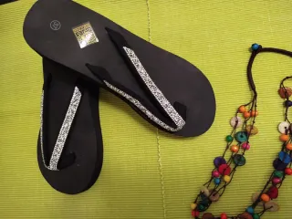 Precintadas. Chanclas plataforma negras y plateada