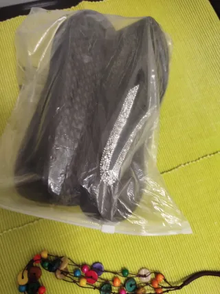 Precintadas. Chanclas plataforma negras y plateada