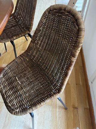 Sillas comedor ratán natural patas metálicas.