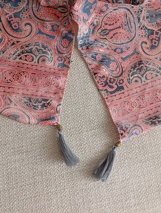 Pañuelo de seda 80%con estampado paisley