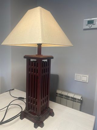 Lámpara de mesa de madera y tela